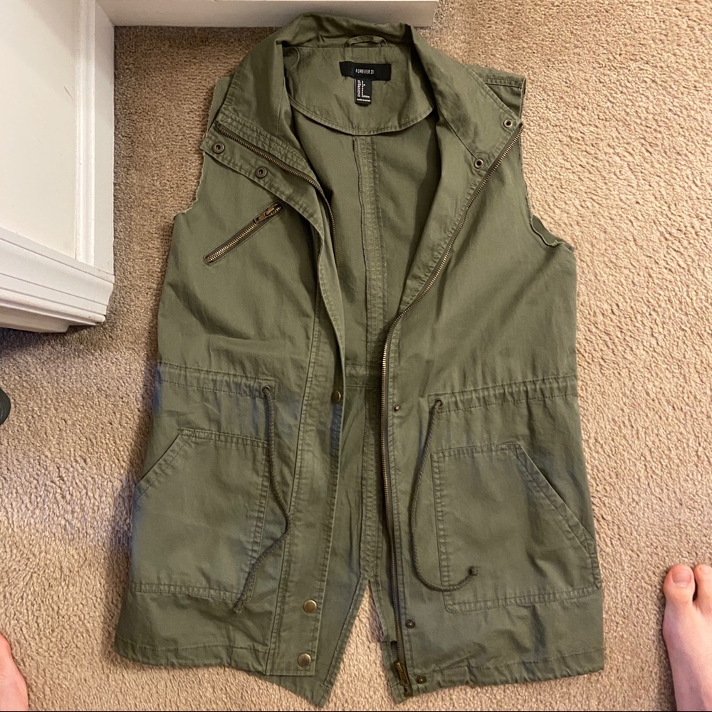 Forever 21 sleeveless women’s green zip up jacket